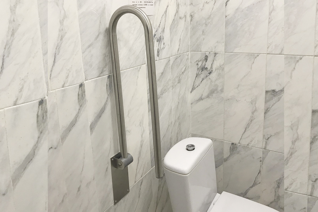 Stainless steel handrails for bathrooms in the perinatal center 2